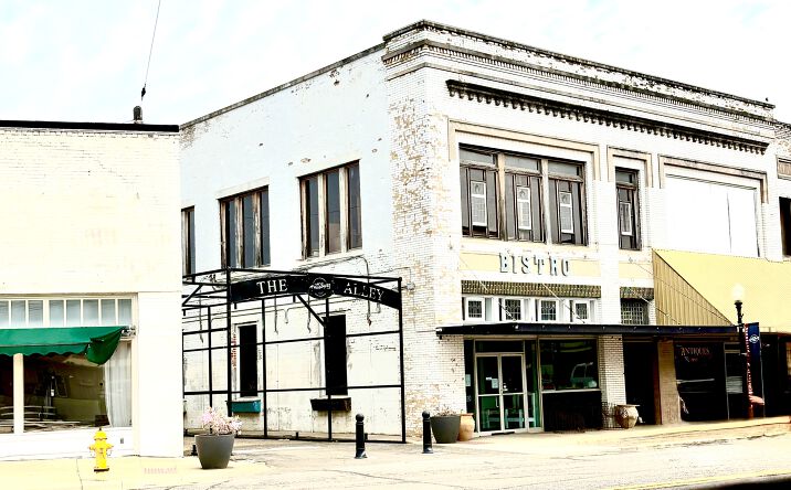Pictures of Retail property located at 123 Quitman St, Pittsburg, TX 75686 for sales - image #1