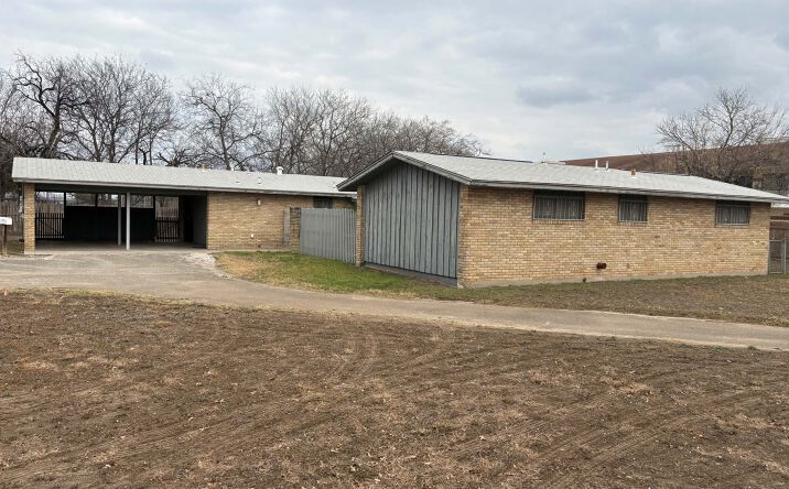 Pictures of Office property located at 214 S. W.W. White Road, San Antonio, TX 78219 for sales - image #1