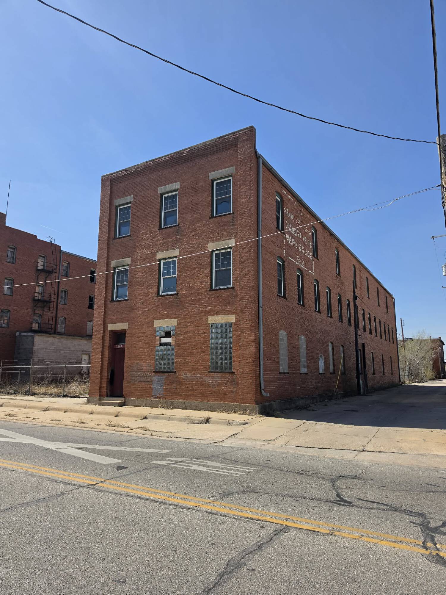 203 N Plum St, Hutchinson, KS 67501