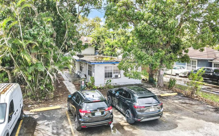 Pictures of Multifamily property located at 898 NE 39th St, Oakland Park, FL 33334 for sales - image #1