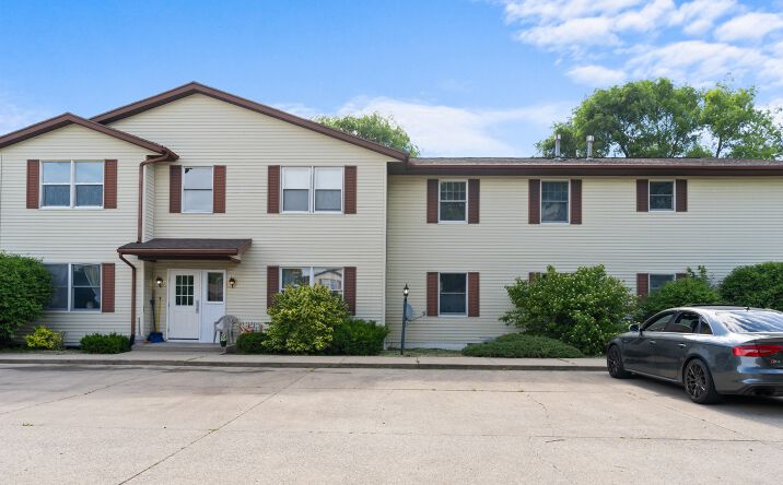 Pictures of Multifamily property located at 1404 Tippecanoe Dr, Warsaw, IN 46580 for sales - image #1