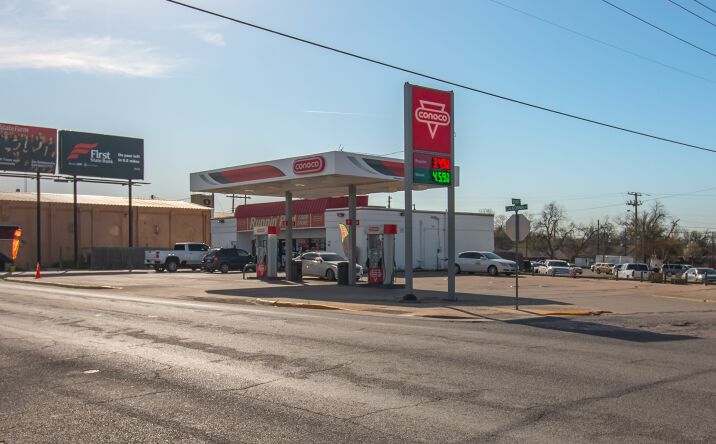Pictures of Retail property located at 304 W California St, Gainesville, TX 76240 for sales - image #1