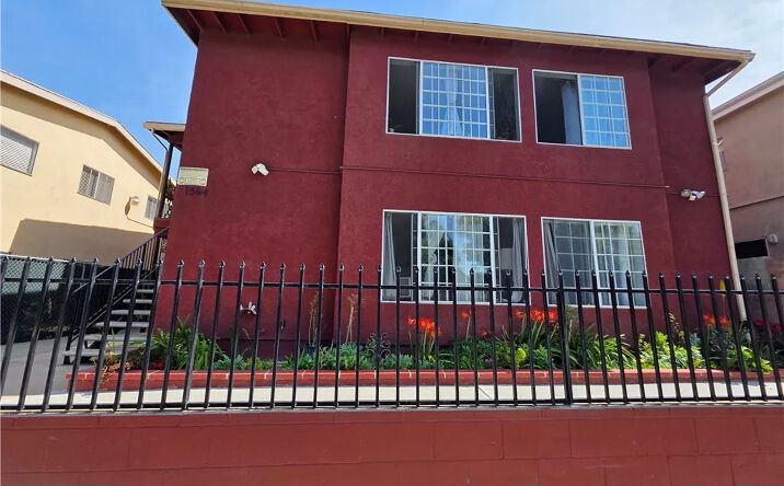 Pictures of Multifamily property located at 1564 Locust, Long Beach, CA 90813 for sales - image #1