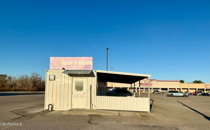 Pictures of Retail property located at 1716 S Main St, Saint Martinville, LA 70582 for sales - image #1