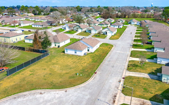 Pictures of Multifamily property located at 902 Moss Oak Dr, New Iberia, LA 70560 for sales - image #1