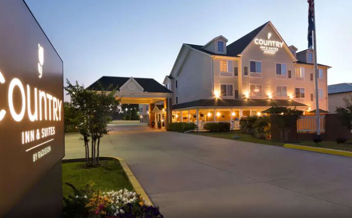 Pictures of Hospitality property located at 130 Holiday Blvd, Covington, LA 70433 for sales - image #1