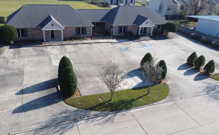 Pictures of Office property located at 725 Weldon St, New Iberia, LA 70560 for sales - image #1