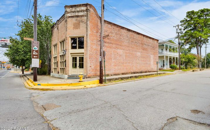 Pictures of Retail, Office property located at 300 E Bridge St, Breaux Bridge, LA 70517 for sales - image #1