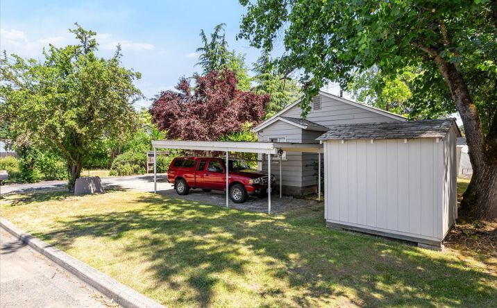 Pictures of Multifamily property located at 307 Tussey Ln, Grants Pass, OR 97527 for sales - image #1