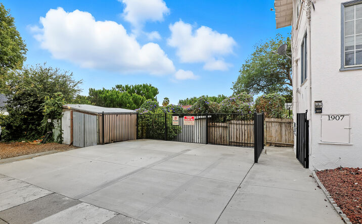 Pictures of Multifamily property located at 2138 19th Ave, Oakland, CA 94606 for sales - image #1