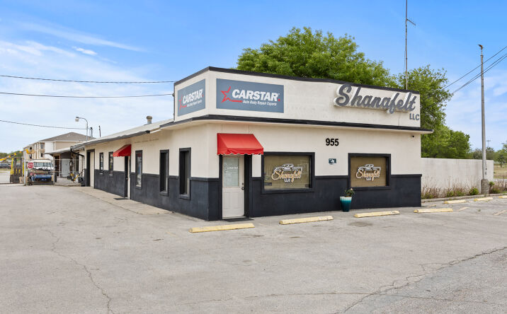 Pictures of Retail, Industrial property located at 955 W Kingsbury St, Seguin, TX 78155 for sales - image #1