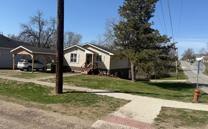 Pictures of Multifamily property located at 402 S Columbia Street, Bloomfield, IA 52537 for sales - image #1