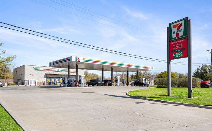 Pictures of Retail property located at 1302 W Henderson St, Cleburne, TX 76033 for sales - image #1