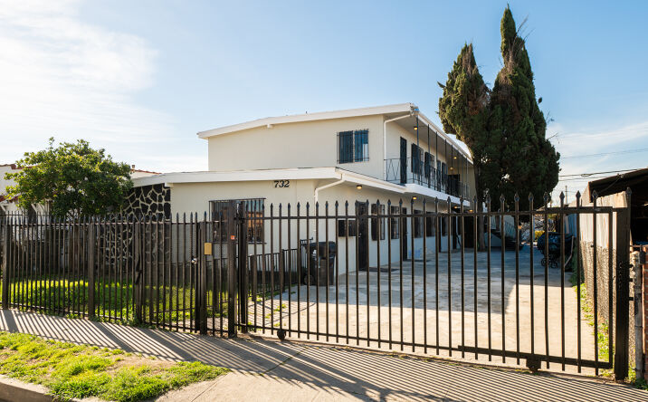 Pictures of Multifamily property located at 732 W 76th St, Los Angeles, CA 90044 for sales - image #1