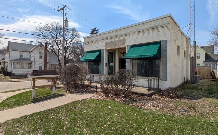 Pictures of Office, Retail property located at 404 N West Ave, Freeport, IL 61032 for sales - image #1