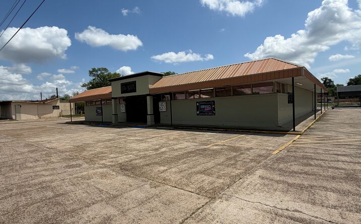 Pictures of Industrial property located at 2030 Broad St, Lake Charles, LA 70601 for sales - image #1