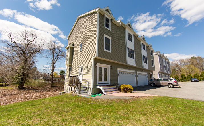 Pictures of Multifamily property located at 194 Oak St, Shrewsbury, MA 01545 for sales - image #1