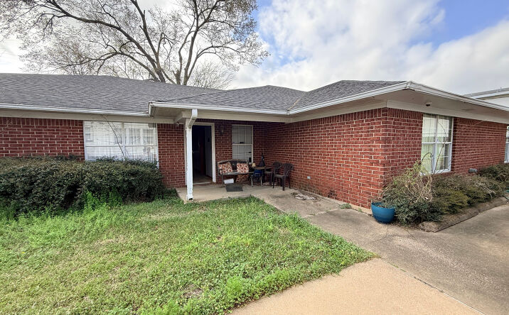 Pictures of Multifamily, Office, Mixed Use property located at 425 Neches St., Jacksonville, TX 75766 for sales - image #1