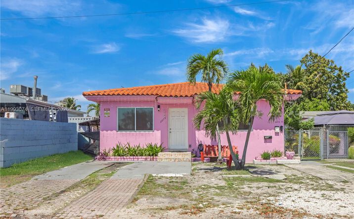 Pictures of Multifamily property located at 3675 NW 5th St, Miami, FL 33125 for sales - image #1