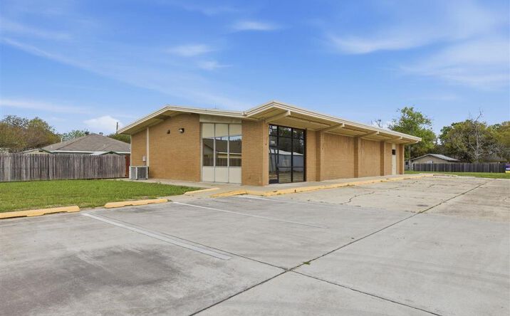 Pictures of Office property located at 309 N Huntington Street N, Sulphur, LA 70663 for sales - image #1