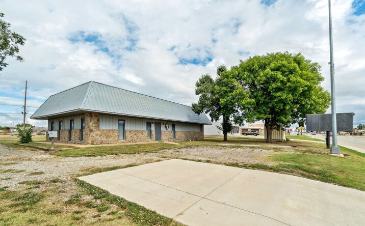 Pictures of Office property located at 1236 E Main Street, Cushing, OK 74023 for sales - image #1