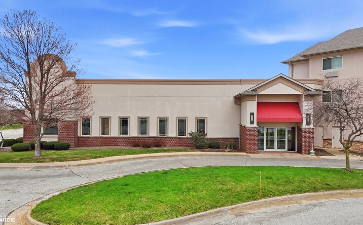 Pictures of Retail property located at 1780 Stonegate Center Drive, Burlington, IA 52601 for sales - image #1