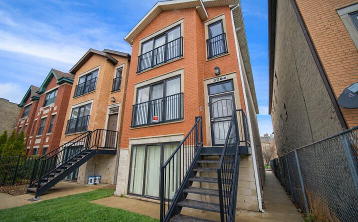 Pictures of Multifamily property located at 3704 W Lexington Street, Chicago, IL 60624 for sales - image #1