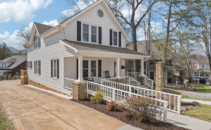 Pictures of Mixed Use, Office property located at 89 Walnut St, Waynesville, NC 28786 for sales - image #1