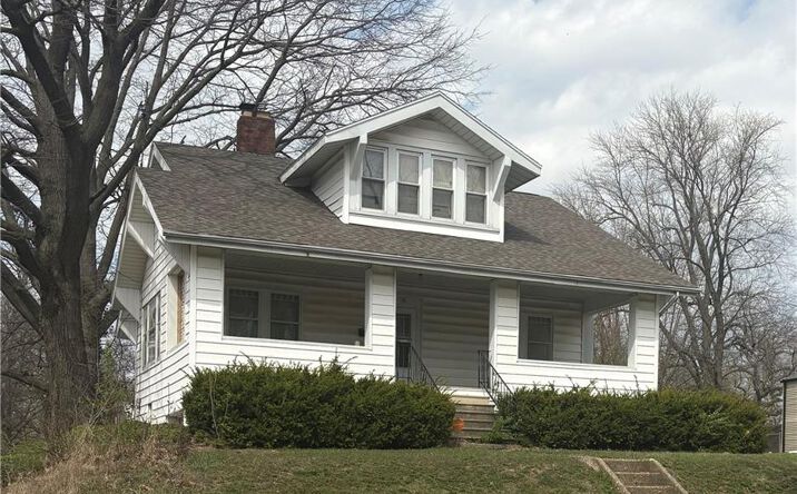 Pictures of Multifamily property located at 1987 E Cantrell St, Decatur, IL 62521 for sales - image #1