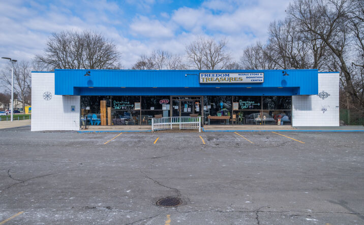 Pictures of Mixed Use, Office, Retail property located at 7570 Cooley Lake Rd, Waterford, MI 48327 for sales - image #1