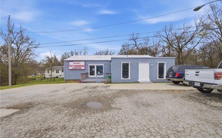 Pictures of Retail, Office, Industrial property located at 813 SW Oldham Boulevard, Lee's Summit, MO 64063 for sales - image #1