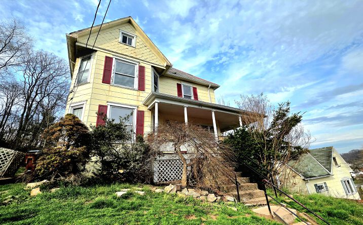 Pictures of Multifamily property located at 104 W Spring St, Marietta, OH 45750 for sales - image #1