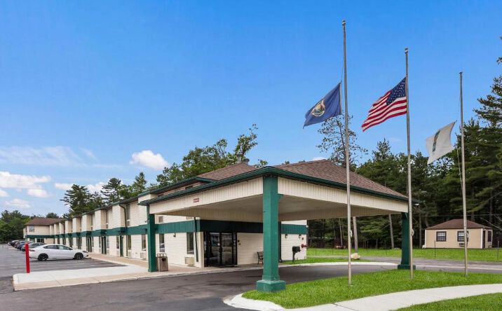 Pictures of Hospitality property located at 1492 US-31, Traverse City, MI 49686 for sales - image #1