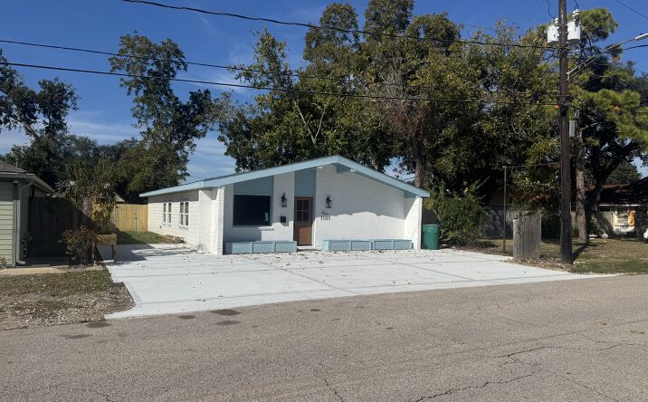 Pictures of Mixed Use, Office, Retail property located at 1105 N Meyer Ave, Seabrook, TX 77586 for sales - image #1