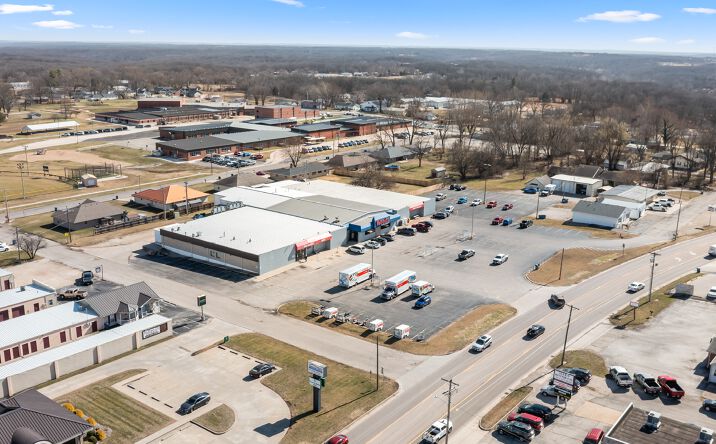 Pictures of Retail property located at 1002 S Aurora St, Eldon, MO 65026 for sales - image #1