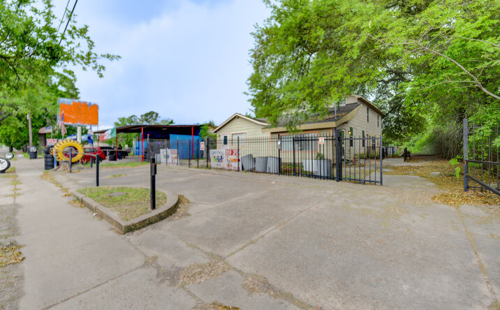 Pictures of Retail property located at 9317 Homestead Rd, Houston, TX 77016 for sales - image #1
