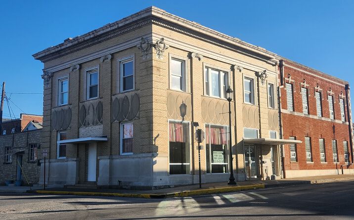Pictures of Multifamily property located at 17 W Water Street, Pinckneyville, IL 62274 for sales - image #1