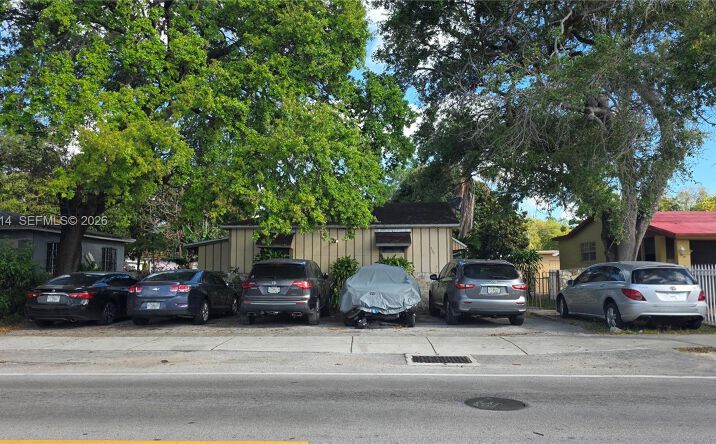 Pictures of Multifamily property located at 525 NE 159th St, Miami, FL 33162 for sales - image #1