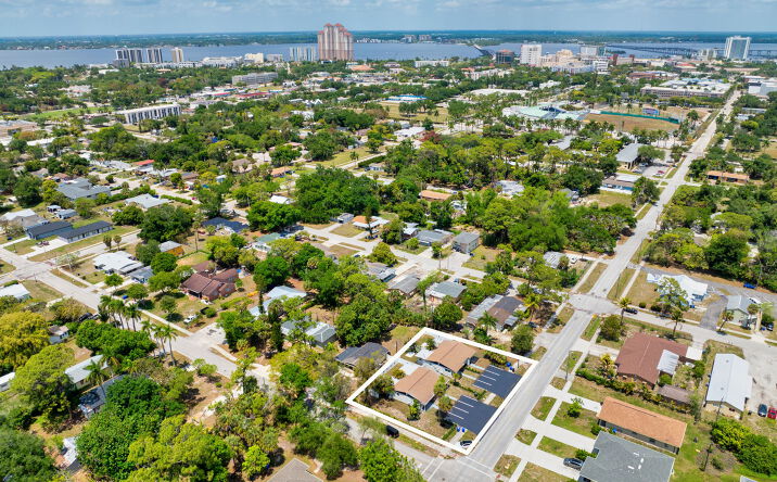 Pictures of Multifamily property located at 2566-2578 Jackson St, Fort Myers, FL 33901 for sales - image #1