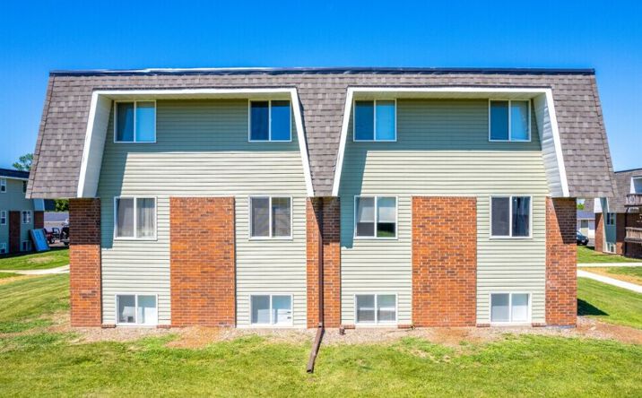 Pictures of Multifamily property located at 847 Gateway Ave, Clinton, IA 52732, 850 1st Ave S, Clinton, IA 52732, 202 N Bluff Blvd, Clinton, IA 52732 for sales - image #1