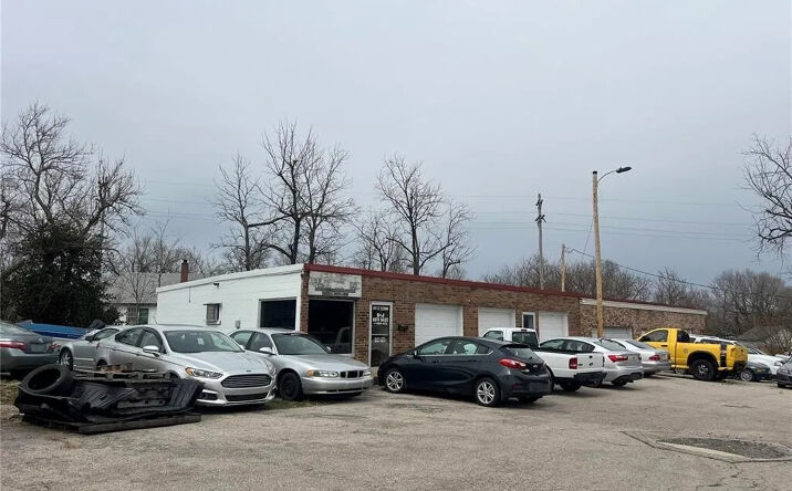Pictures of Retail property located at 411 E Commercial St, Lebanon, MO 65536 for sales - image #1