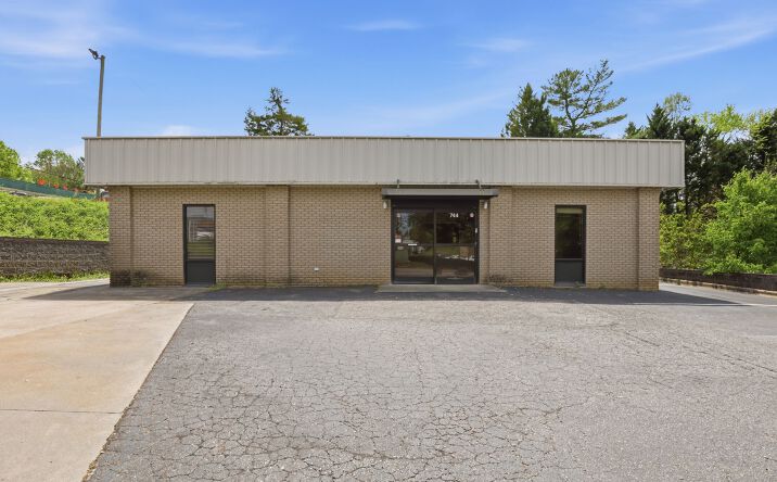 Pictures of Mixed Use, Office, Special Purpose property located at 744 Hartness Rd, Statesville, NC 28677 for sales - image #1