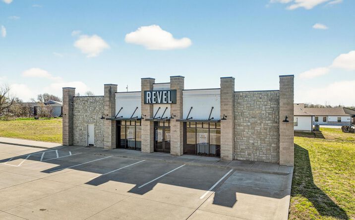 Pictures of Retail property located at 500 Peachtree Dr, Carthage, MO 64836 for sales - image #1