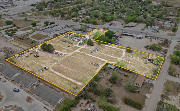 Pictures of Land property located at 909 W Kingsbury St, Seguin, TX 78155 for sales - image #1