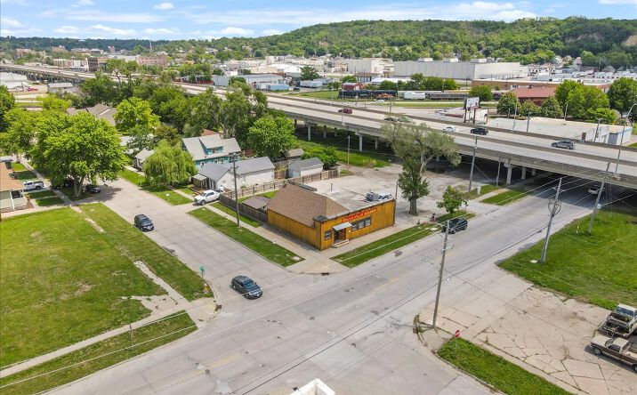 Pictures of Retail, Mixed Use, Business for Sale property located at 626 16TH AVE, COUNCIL BLUFFS, IA 51501 for sales - image #1