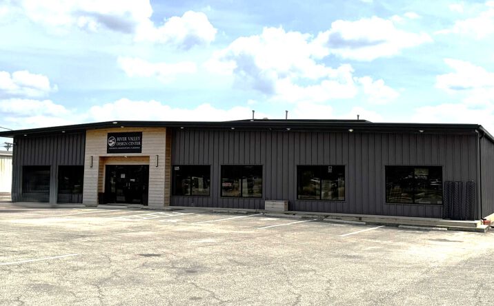 Pictures of Industrial, Office, Retail property located at 1225 E College St, Seguin, TX 78155 for sales - image #1