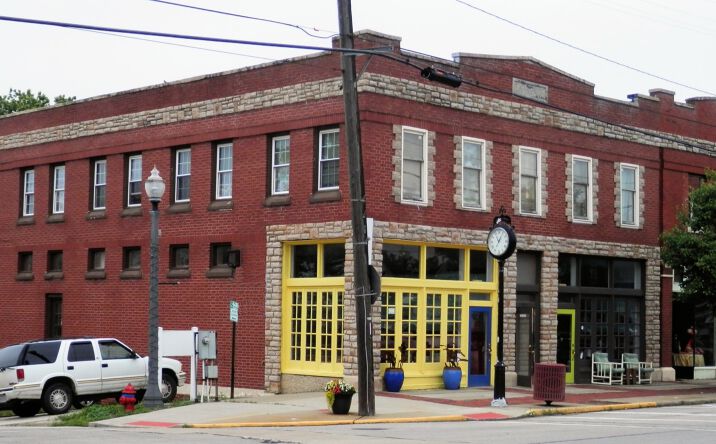 Pictures of Retail, Mixed Use property located at 225 High St, Fairport Harbor, OH 44077 for comps - image #1