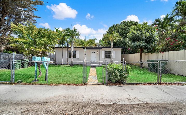 Pictures of Multifamily property located at 105 NW 7th Ave, Homestead, FL 33030 for sales - image #1