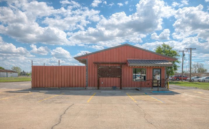 Pictures of Business for Sale property located at 106 NW 4th Street, Lindsay, OK 73052 for sales - image #1