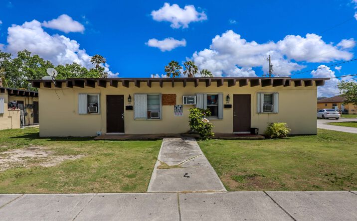 Pictures of Multifamily property located at 611 SW 8th Ave, Homestead, FL 33030 for sales - image #1